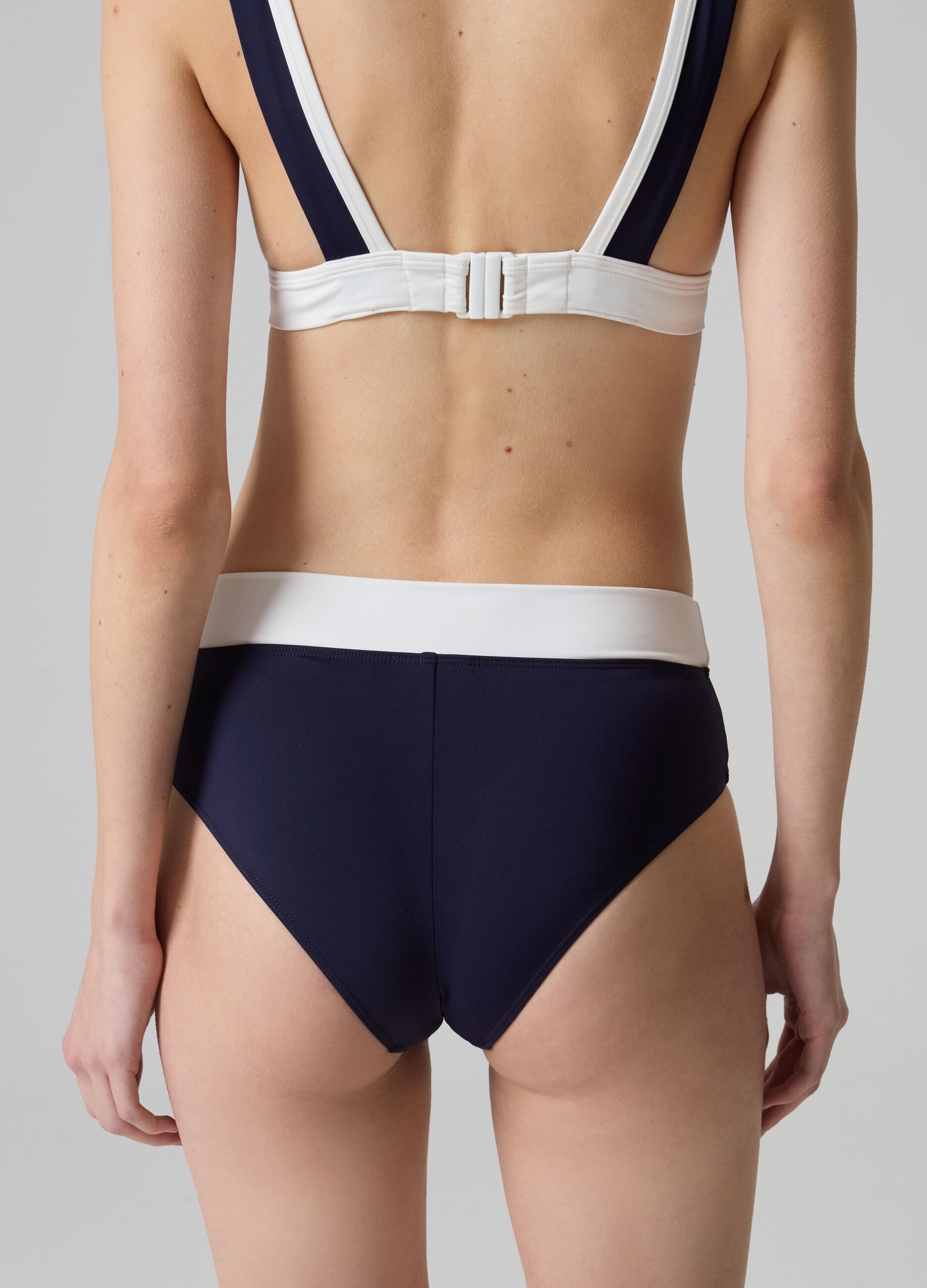 High-waist bikini bottoms with contrasting edging_1