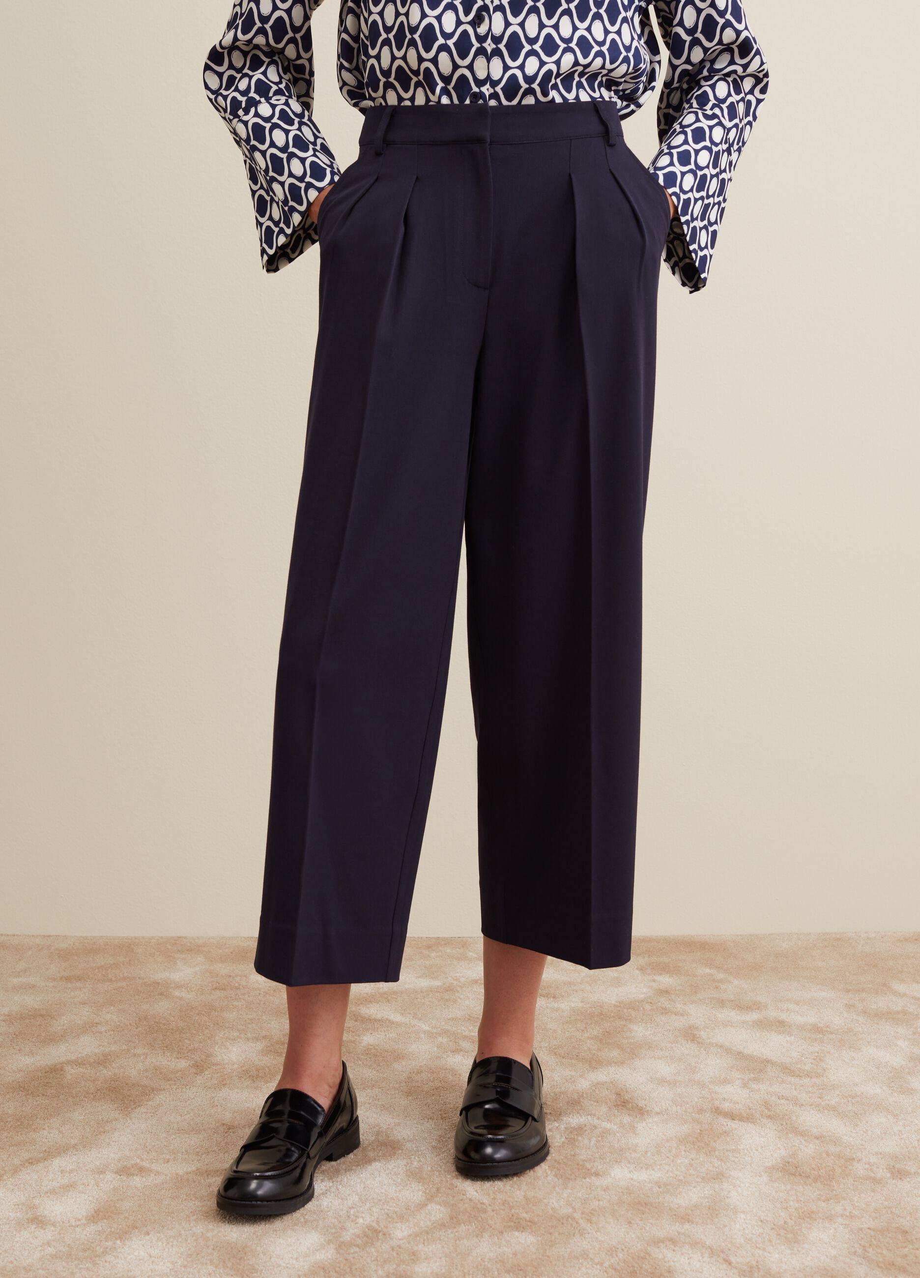 Wide-leg trousers with darts_1