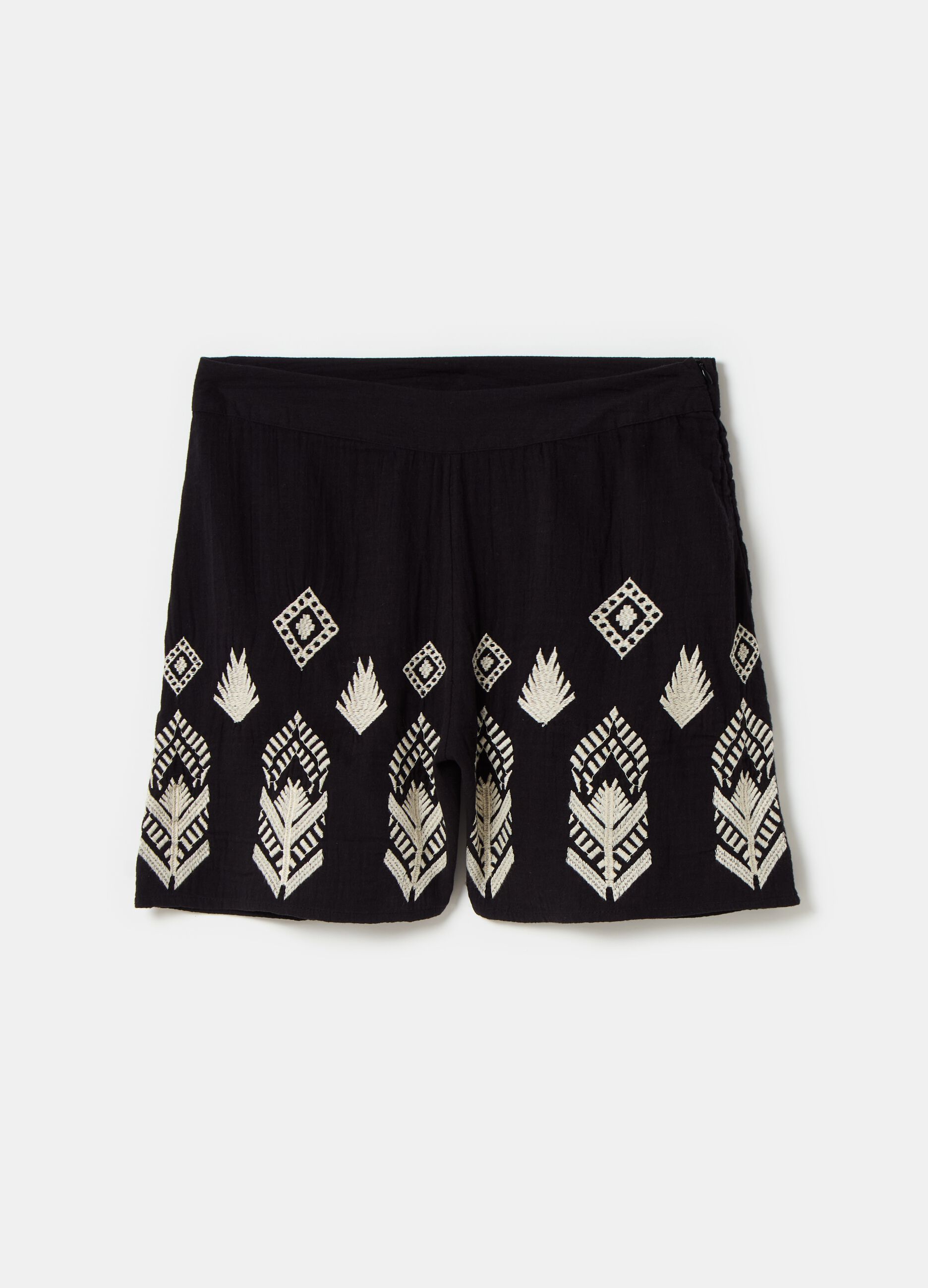 Gauze shorts with ethnic embroidery