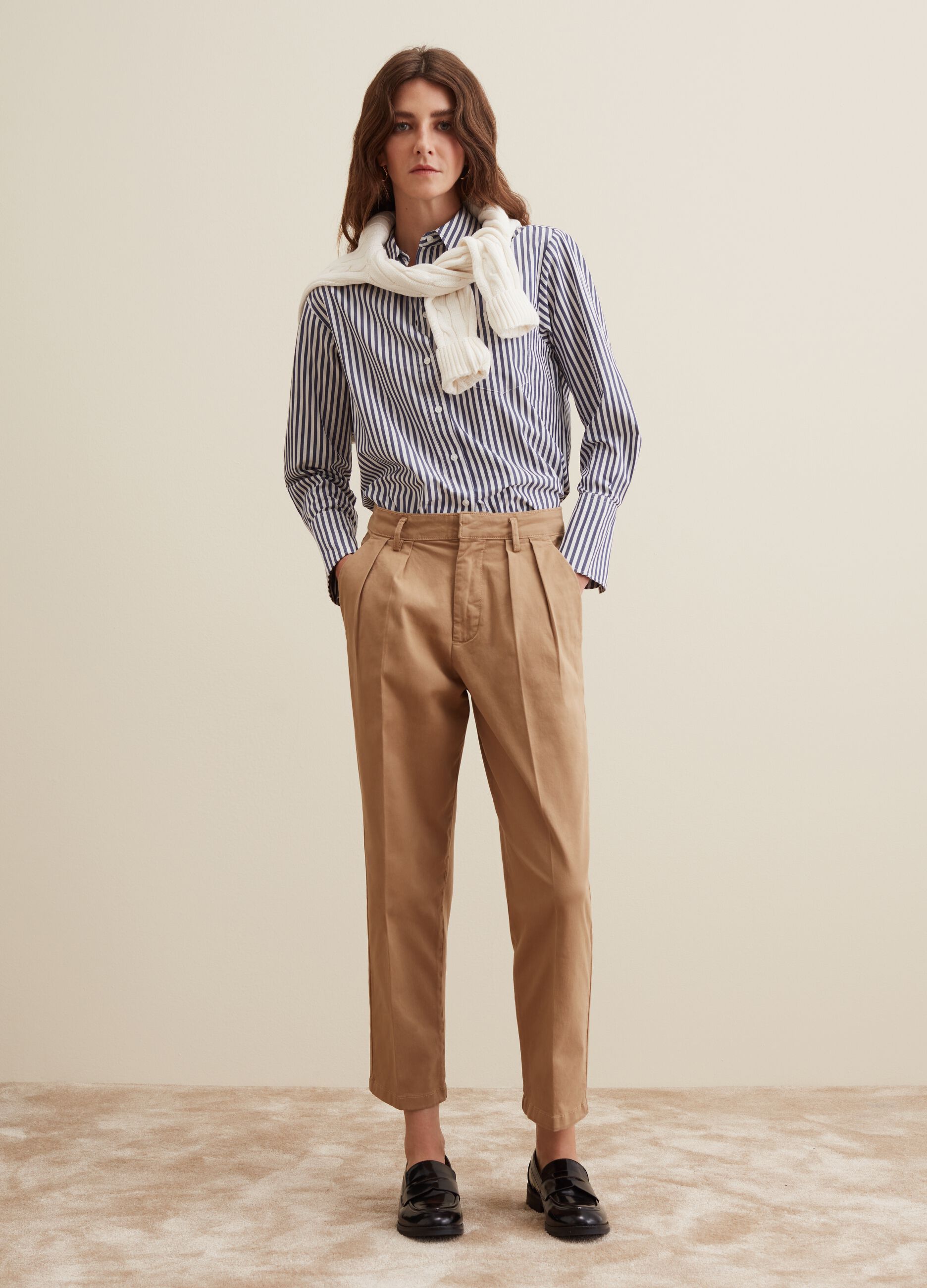 Cropped chino trousers with darts_0