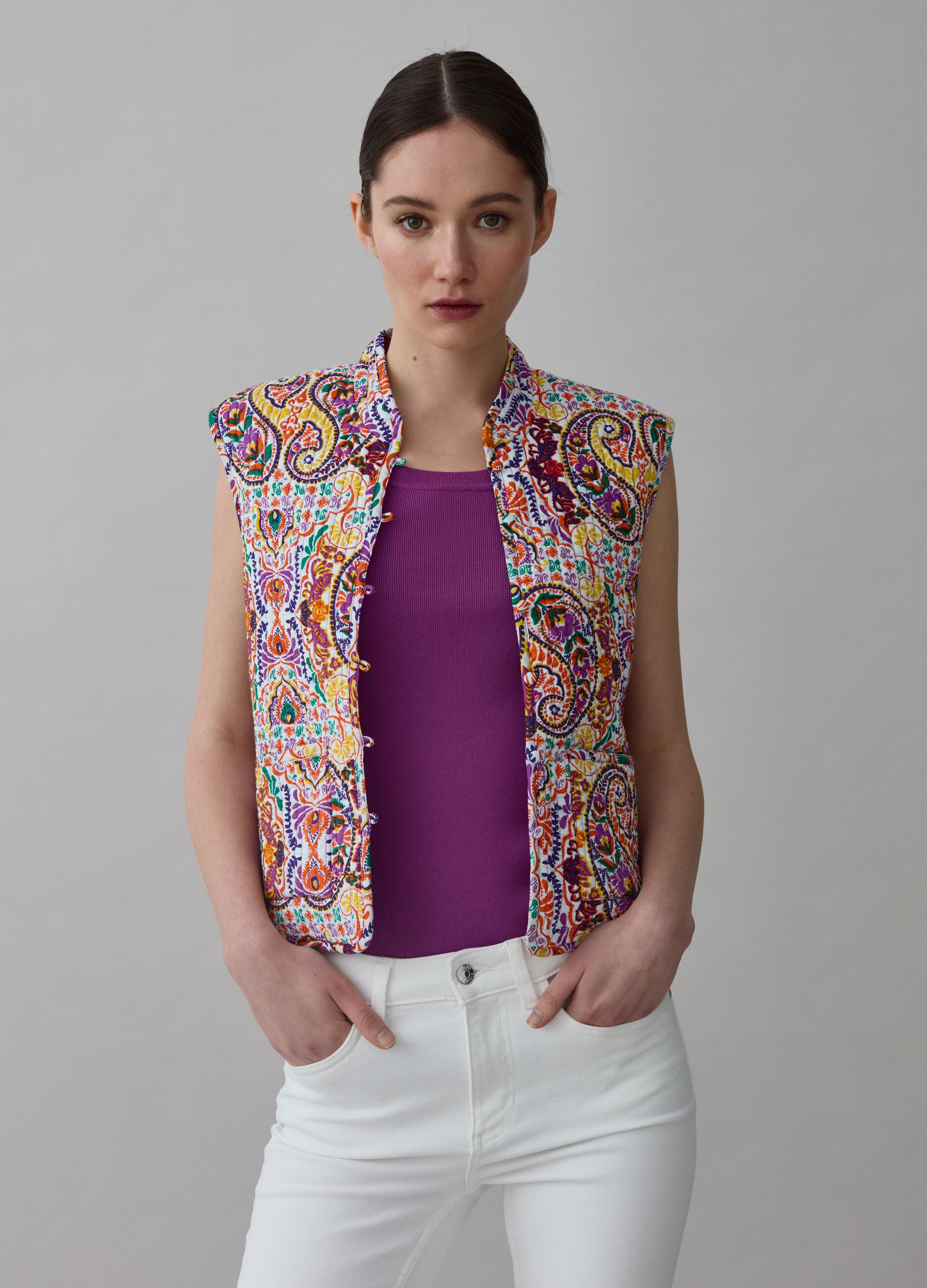 Quilted gilet with paisley print_0