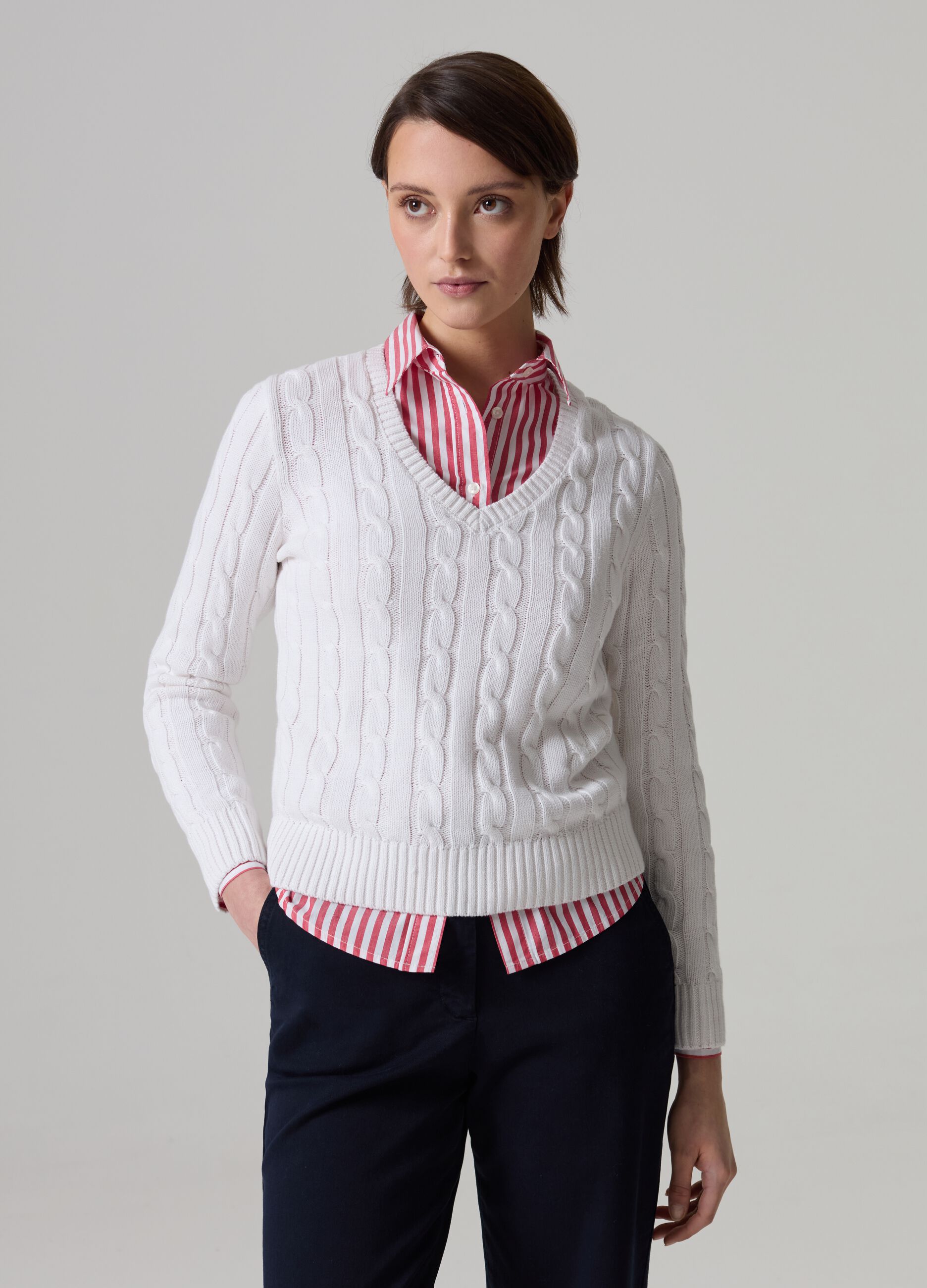 Pullover with V neck and cable-knit design_0